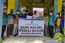 Bank Kalsel salurkan bantuan korban banjir di Satui