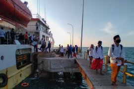 Santri asal kepulauan Madura kembali ke pesantren di Situbondo kantongi surat bebas COVID-19