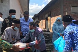 Keluarga korban meninggal tersengat listrik dan kebakaran di Sutera dikunjungi dan dibantu Bupati Pessel