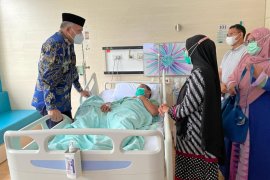 Gubernur Aceh  besuk Bupati Sarkawi di RS Columbia Asia Medan