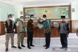 Kantor Pertanahan Inhil serahkan tiga sertifikat tanah wakaf untuk masjid