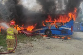 Bus dan dua sedan terbakar, tersisa tinggal kerangka besi