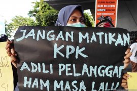 Presiden Jokowi diminta sikapi dugaan pelemahan KPK