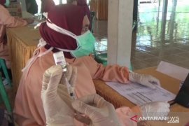 Warga lansia di Madiun giliran jalani vaksinasi COVID-19