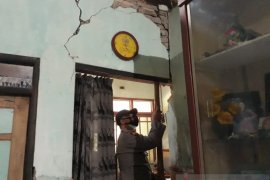 Warga  korban gempa bumi di Blitar belum terima bantuan