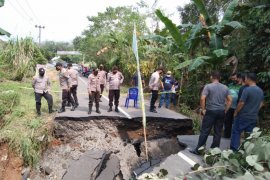 Jalan penghubung Kabupaten OKU-OI Sumsel putus akibat longsor