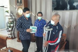 Wali Kota Kediri beri masker Atlet Disabilitas