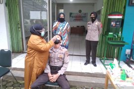 Petugas posko di Perumahan Griya Melati Kota Bogor dites usap antigen