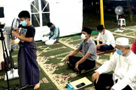Antusiasme remaja kuliah subuh di tenda Masjid At Tabayyun, jelang Shalat Gerhana