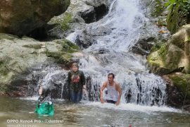 Anggota PHD nikmati Riam Bainggi Tebing Tinggi yang eksotis