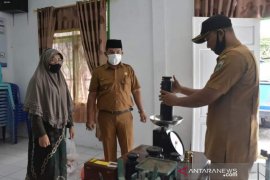 Gratis, timbangan warga di TPLditera ulang