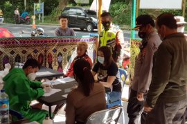Polres Lotara berikan sanksi administrasi dan sosial kepada pengguna jalan tidak mematuhi prokes