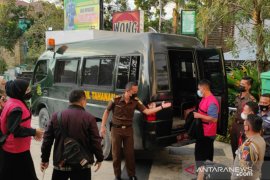 Video - Kejari resmi tahan empat tersangka korupsi PDAM HST, dititipkan di Rutan Barabai