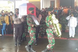Wagub Papua Klemen Tinal dimakamkan secara militer di pemakaman Timika