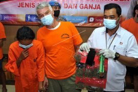 Polisi tangkap warga Inggris bawa ganja