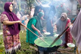 Budaya gotong royong Desa Panggung masih kental hadapi acara kawinan
