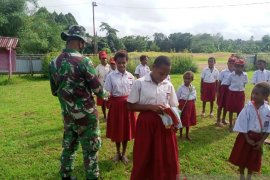 Satgas TNI bagi  buku "Aku bangga NKRI" untuk siswa SD perbatasan