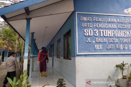 SD Tumpangkrasak Kudus disemprot disinfektan setelah empat guru terpapar COVID-19