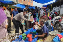 Putus penyebaran COVID-19, pedagang Pasar Kayu Jati dapat masker gratis