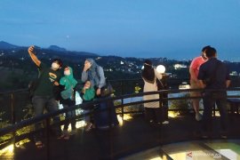 Wisatawan amati gerhana bulan total di kawasan Lembang