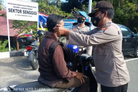 Ajak masyarakat disiplin Prokes, Polsek Senggigi bagi masker gratis