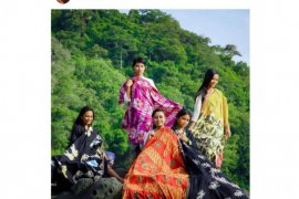 Hari Raya Waisak: Bupati Ipuk promosikan batik motif filosofi ajaran Buddha lewat akun instagram