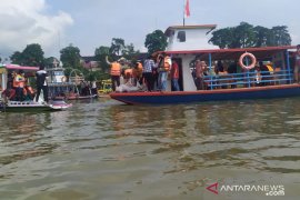 Hadiri ritual "Fangshen" di Hari Raya Waisak, Fasha pimpin pelepasliaran satu ton ikan di Danau Sipin