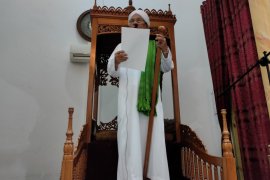 Kaum muslim laksanakan shalat gerhana bulan