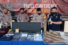 Mengaku mantan Kapolri Badrodin Haiti, Dua warga Jember tipu kades Rp4,7 miliar