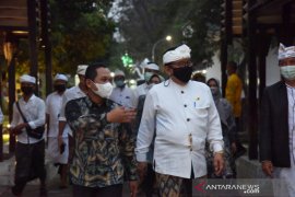 Wagub Bali kunjungi Bupati Lumajang jelang upacara "Piodalan" di Pura Mandara Giri