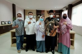 Siswi MAN peraih juara dua lomba dai nasional itu, terharu dan dapat penghargaan dari Bupati Pasaman