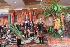 Bupati dan Wakil Bupati Rejang Lebong terima gelar adat