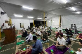 Pertama kali shalat gerhana  di Tenda "Arafah" Masjid At Tabayyun, ini suasananya