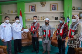 Dewan Masjid Indonesia Kota Pontianak serahkan bantuan Rp67 juta untuk Palestina