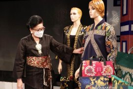 Dekranasda Bali ajak masyarakat kenakan tenun tradisional asli