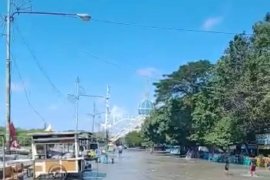 Kawasan pesisir utara Surabaya terendam banjir rob