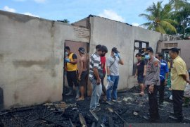 Rumah kopel terbakar di Poriaha Tapanuli Tengah