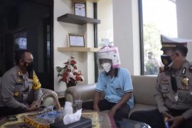 Polres Pasuruan beri pembinaan pengendara motor gunakan helm "magic com"