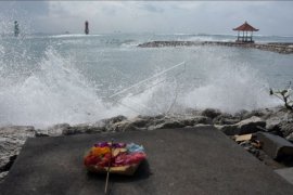 Gelombang pasang di Pantai Sanur