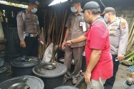 Tim terpadu Disperindag Bali berikan edukasi petani-pengepul arak Bali