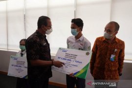 BPJamsostek Gianyar berikan beasiswa kepada dua anak ahli waris peserta