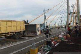 Truk Cleo terguling di Jembatan TASL Siak, minuman tumpah ke jalan