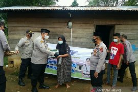 Polres Solok Arosuka bantu masyarakat terdampak pandemi COVID-19