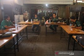 Ridwan Kamil "ngopi bareng" dan diskusi dengan bonek mania