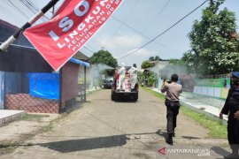 Petugas semprotkan eco enzyme di lokasi isolasi lingkungan Medan Johor