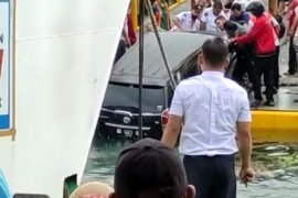 Jembatan penghubung kapal amblas, mobil masuk Danau Toba, satu tewas