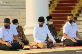 Presiden dan Ibu Negara Shalat Idul Fitri di halaman Istana Bogor