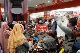 Suasana pusat perbelanjaan di Padang menjelang lebaran