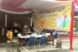Ratusan warga lakukan tes COVID-19 di Polsek Kelapa Gading