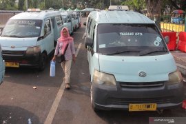 Pemisahan penumpang pria dan wanita di angkot dibatalkan
